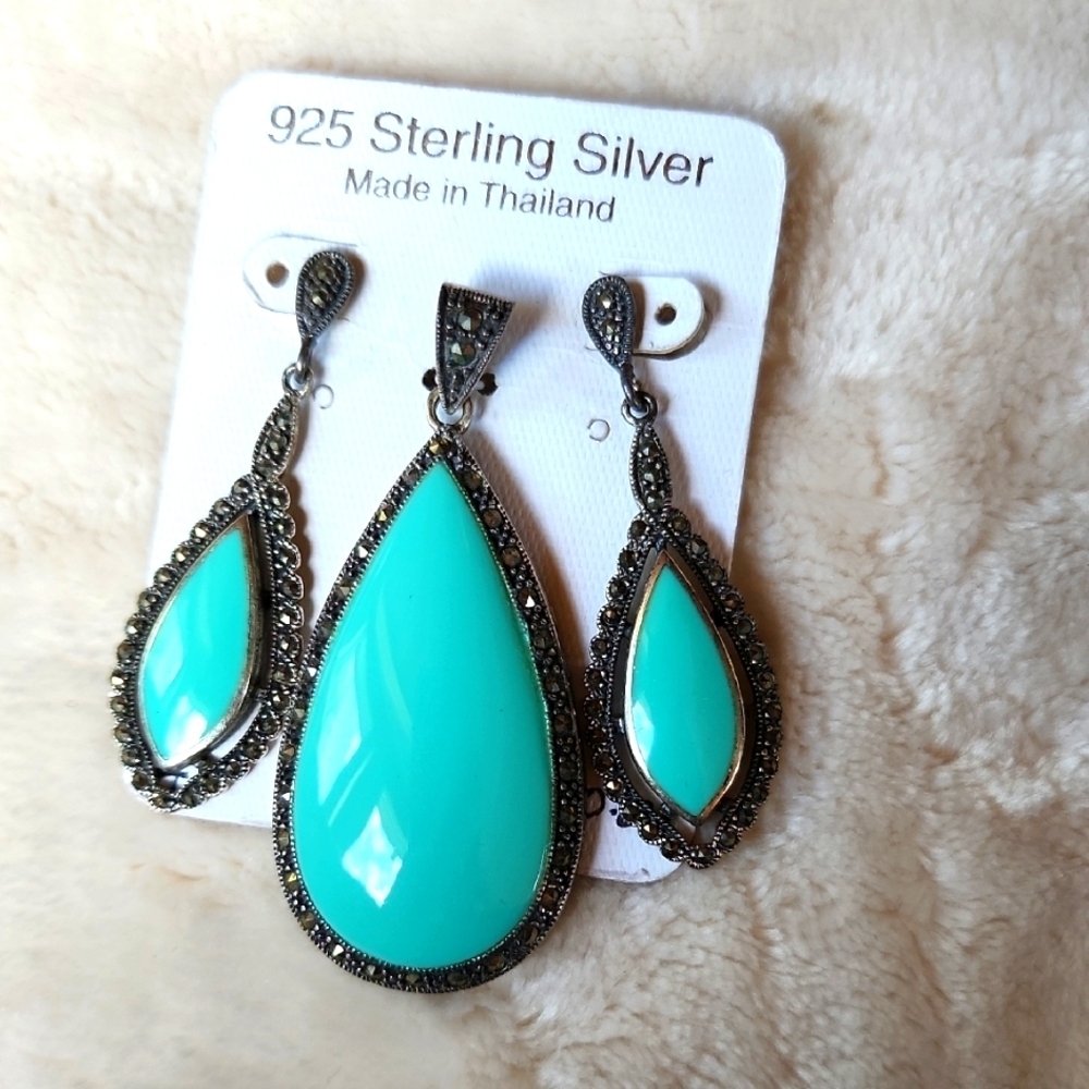 Blue and Silver Teardrop Jewelry Set with Intricate Detailing